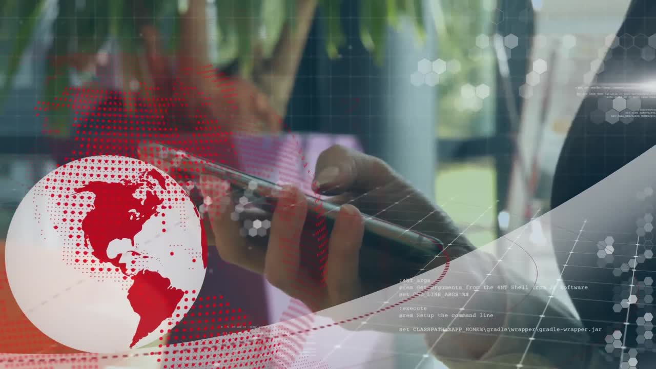 animación de globo rojo y blanco, mapa y procesamiento de datos, sobre una mujer de negocios que usa un teléfono inteligente