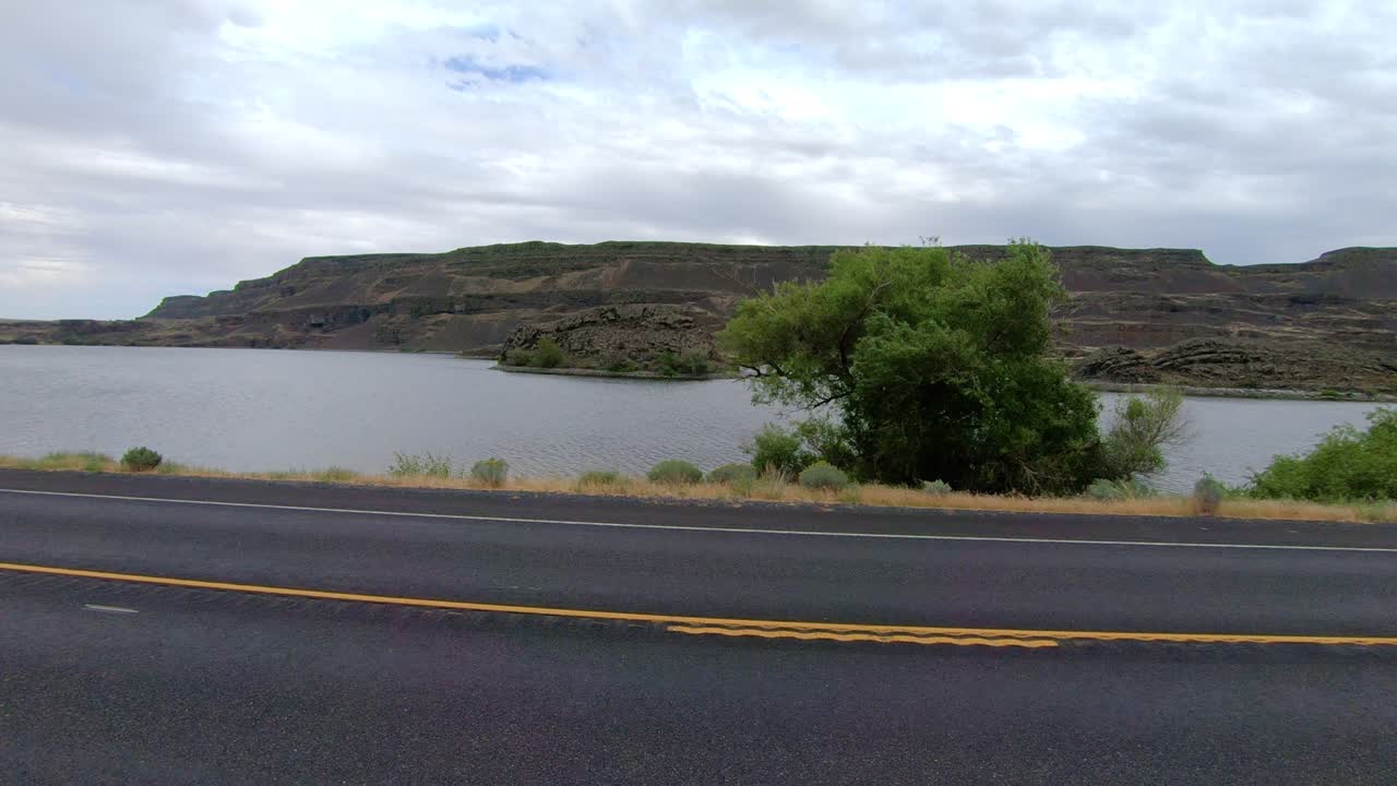 흐리고 바람 부는 날 워싱턴 주 17번 고속도로에서 주차된 클래스 a rv의 승객의 관점, 푸른 호수의 관점 및 교통