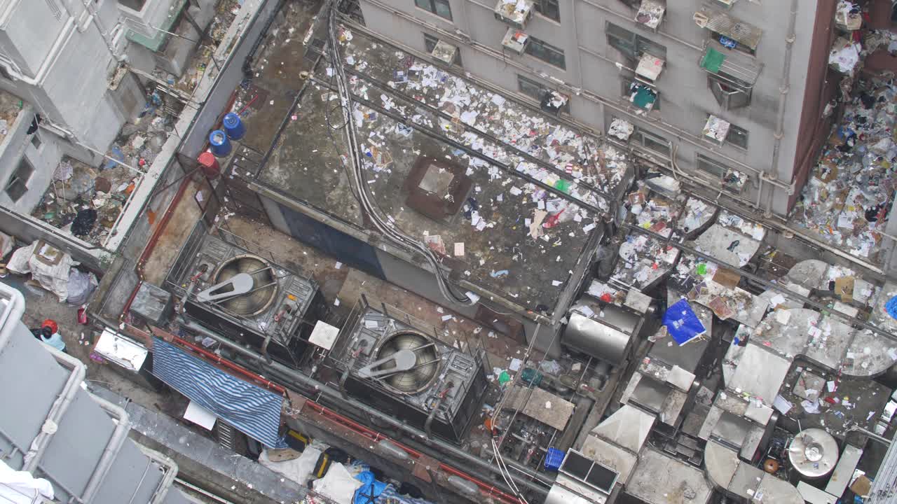 건물 주변의 쓰레기를 내려다보다