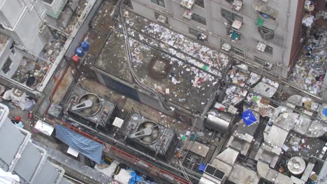 mirando hacia la basura que rodea el edificio