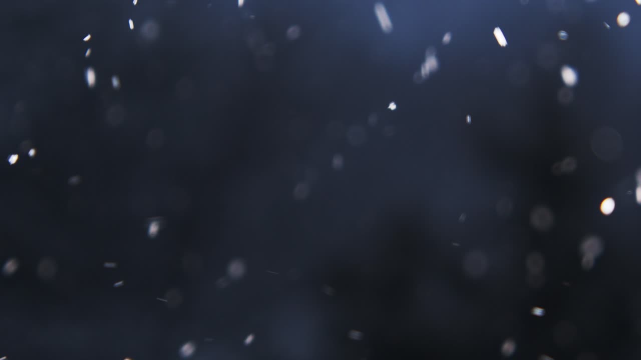 neve caindo lentamente à noite, movendo-se lentamente da esquerda para a direita