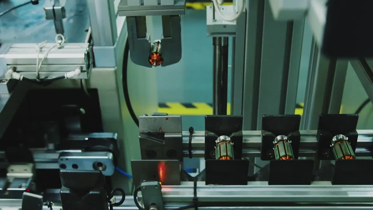 robot de configuración industrial para fábrica de electrónica, máquinas robóticas avanzadas que fabrican piezas en una línea de ensamblaje automatizada