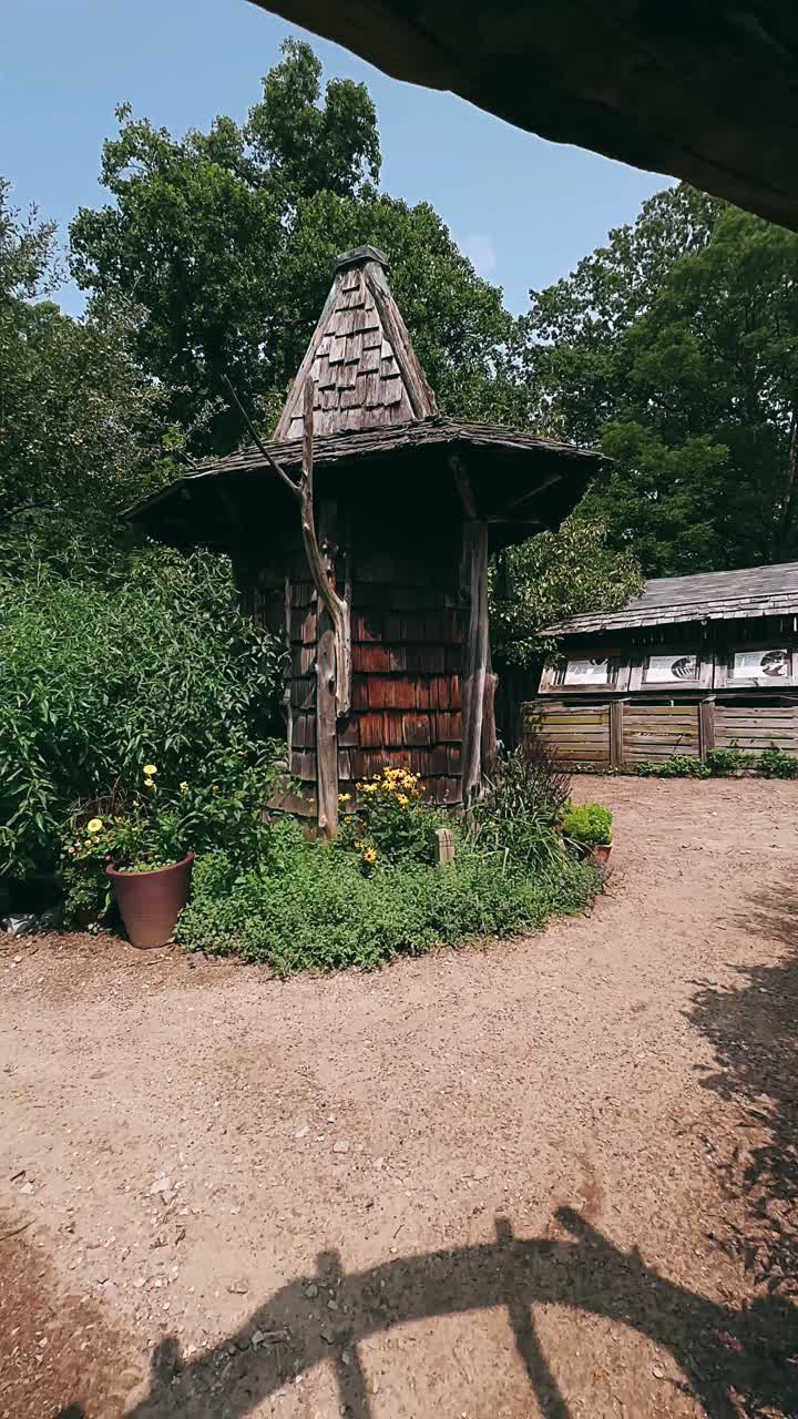 estructura de madera rústica en un entorno de jardín