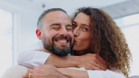 feliz, abrazo y beso de pareja viendo televisión en casa
