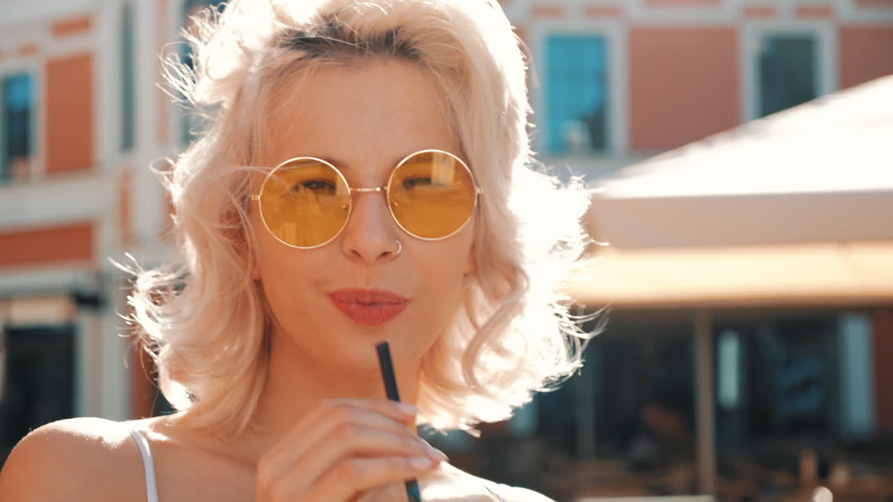 una mujer disfrutando de una copa en un café.