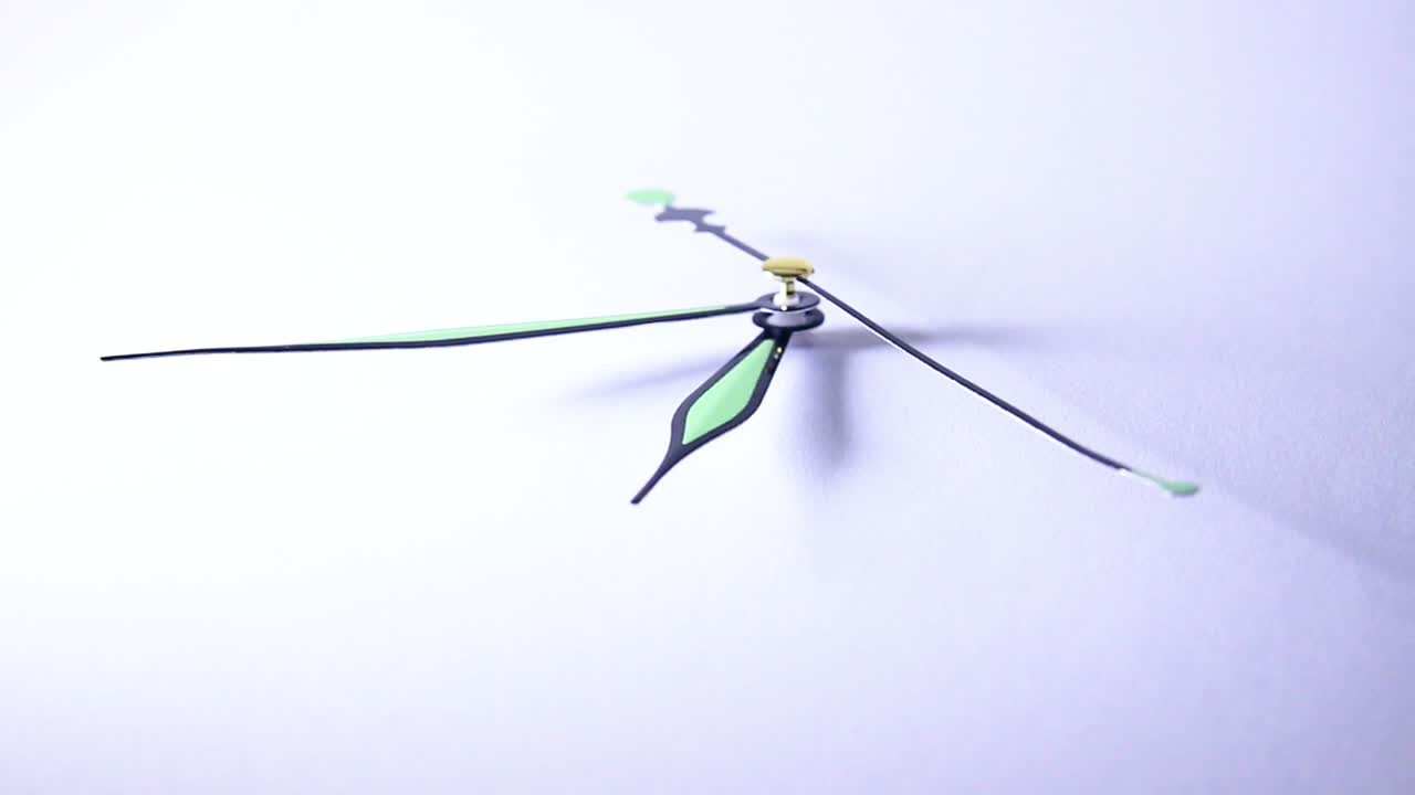 白色背景上的时钟箭头-3