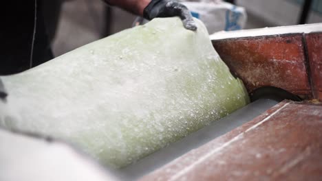 amasado de la masa en máquina en la panadería