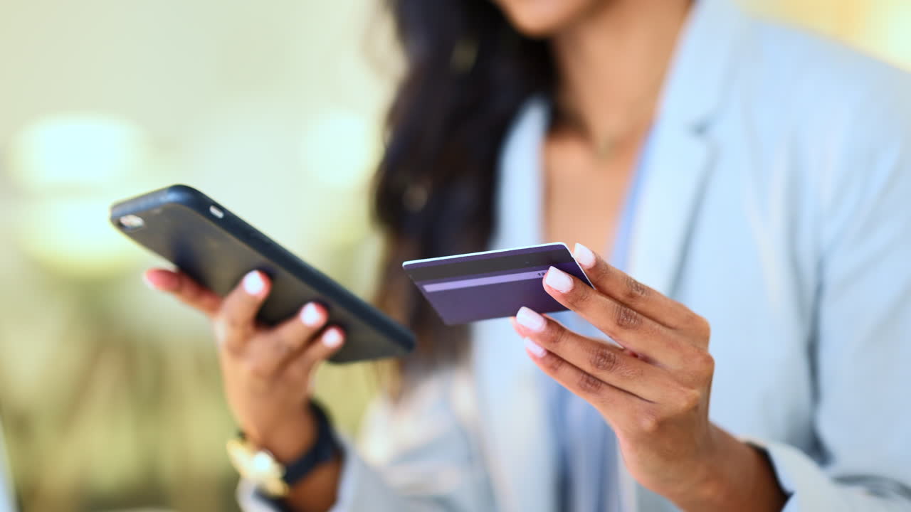 datos de tarjeta bancaria puestos en el teléfono por una mujer haciendo