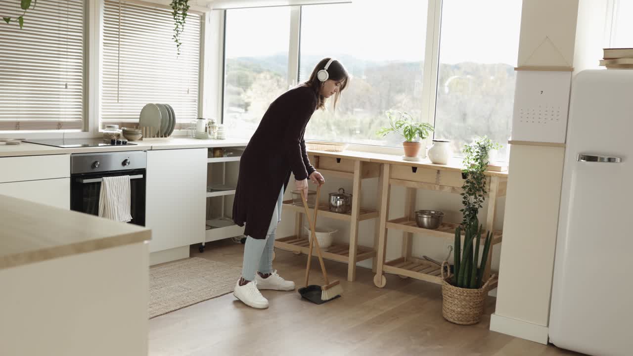 mujer limpiando el suelo en la cocina doméstica