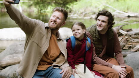 Familie,-Die-Selfie-foto-Nahe-Dem-Fluss-Macht