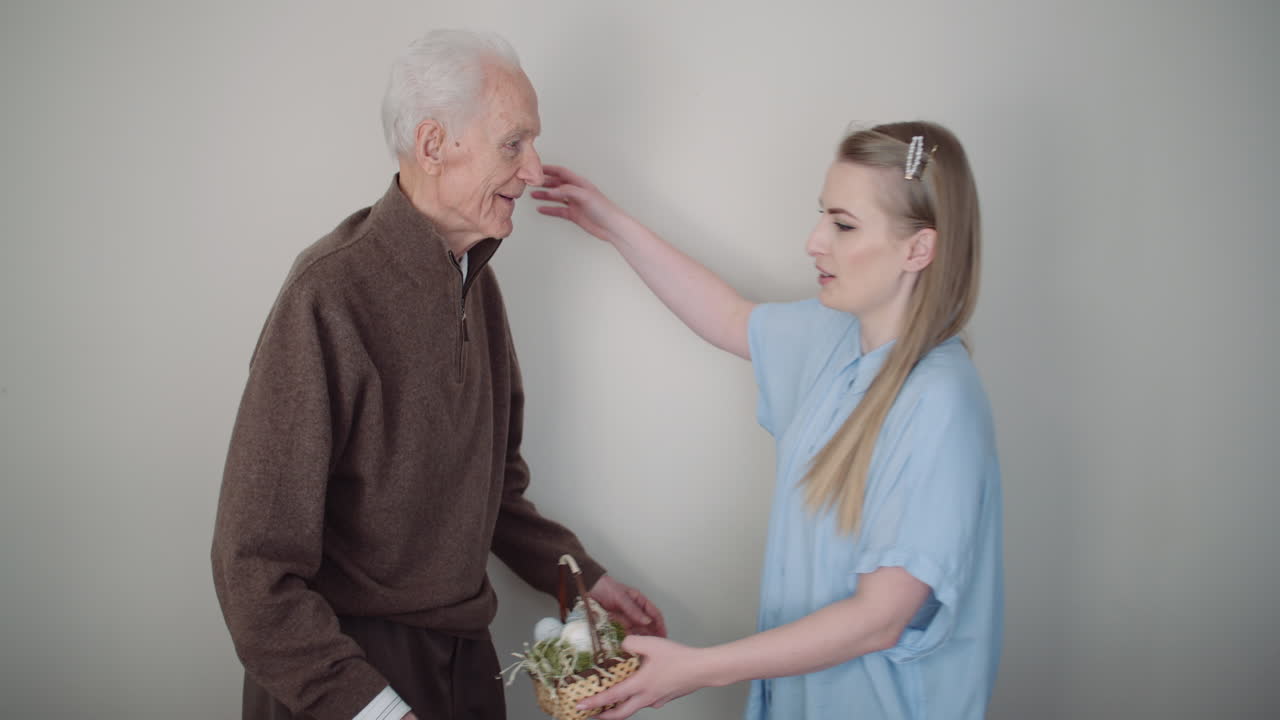 행복한 부활절 젊은 여자가 할아버지에게 부활절 선물을 준다 6