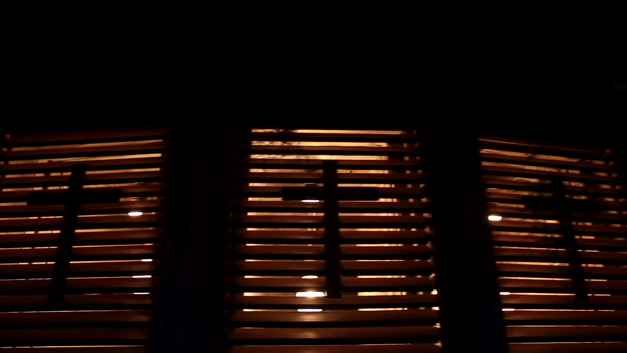 오래 된 교회에서 교차 - 카메라 오른쪽 이동 - 낮은 각도