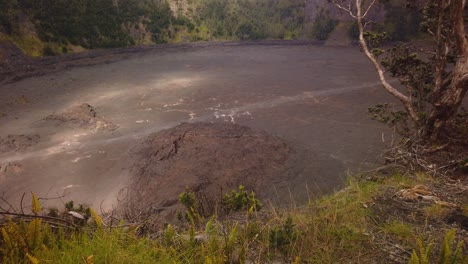 Toma-Panorámica-De-Mano-Sobre-Un-Cráter-De-Lava-Seca-En-La-Isla-Grande-De-Hawaii