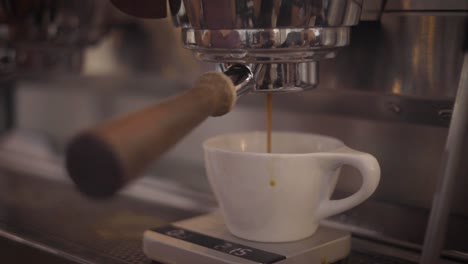 Heißer-Kaffee-Wird-Im-Café-Zubereitet