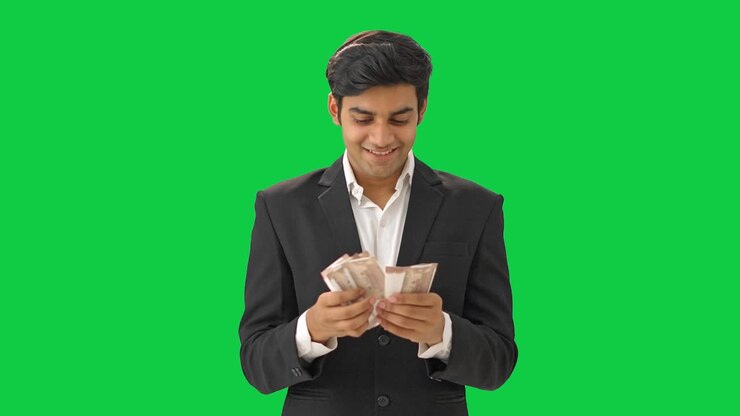 y feliz y emocionado hombre de negocios indio contando dinero pantalla verde
