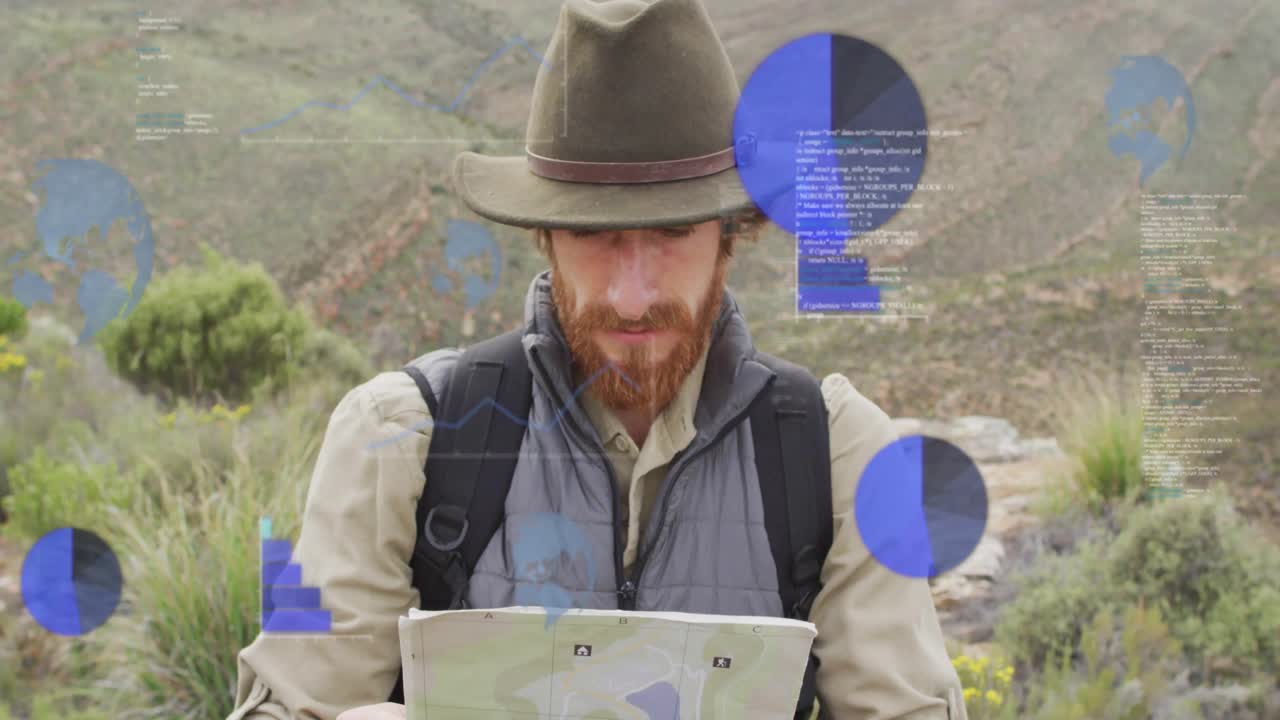 Escursionista maschio che legge una mappa topografica e attiva livelli di dati fluttuanti utilizzando la tecnologia di mappatura.