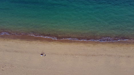 Vista-Superior-De-La-Hermosa-Playa-Con-Una-Persona-En-Ella