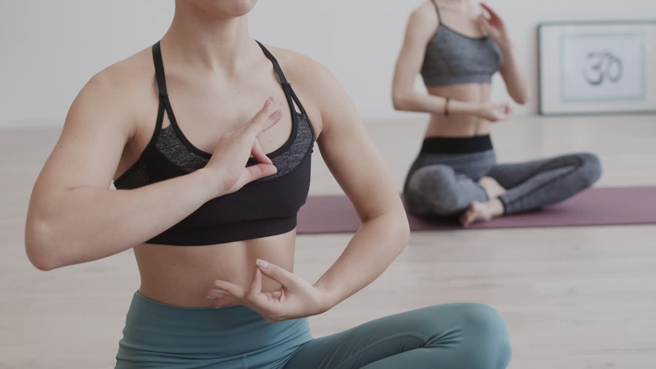 dos mujeres yogis irreconocibles meditando juntas