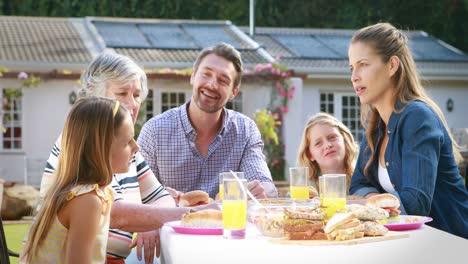 Familia-Feliz-Almorzando