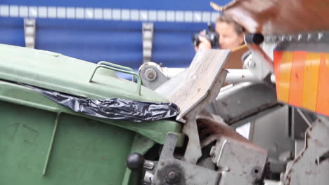 cubo de basura vaciado en camión de basura - cerrar