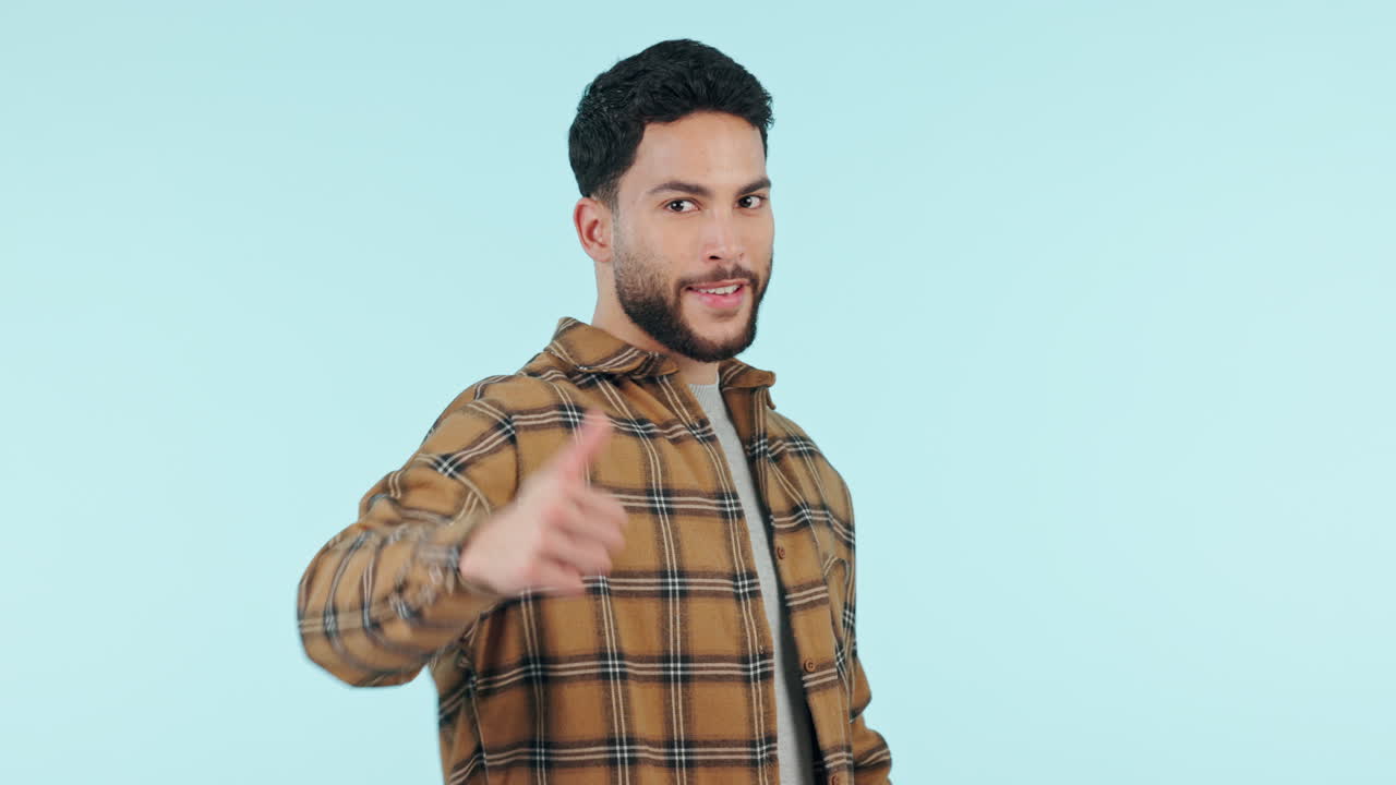 hombre feliz, pulgares hacia arriba y buen trabajo en la victoria