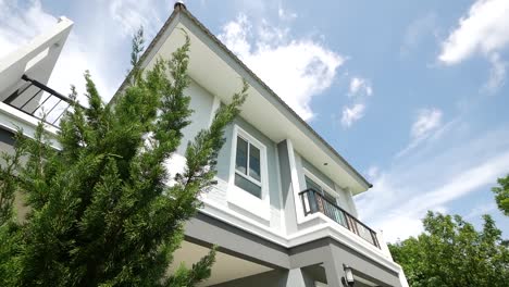 Edificio-Blanco-Y-Gris-Moderno-Diseño-Exterior-De-La-Casa