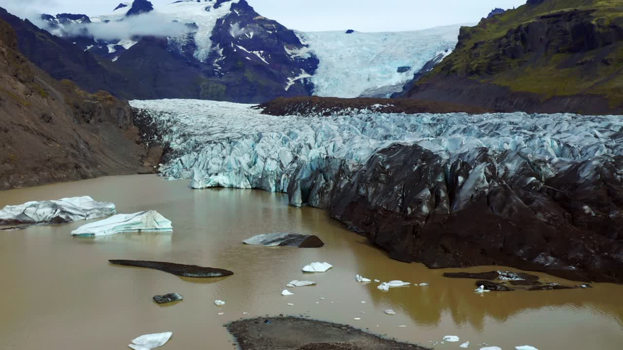 vista del borde de ruptura de svínafellsjökull, un glaciar de salida de la capa de hielo de vatnajökull en el sur de islandia - toma aérea de drones