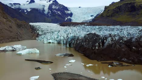 View-of-the-breakoff-edge-of-Svínafellsjökull,-an-outlet-glacier-of-the-Vatnajökull-ice-cap-in-South-Iceland---aerial-drone-shot