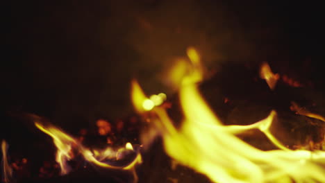 fuego ardiente en la chimenea