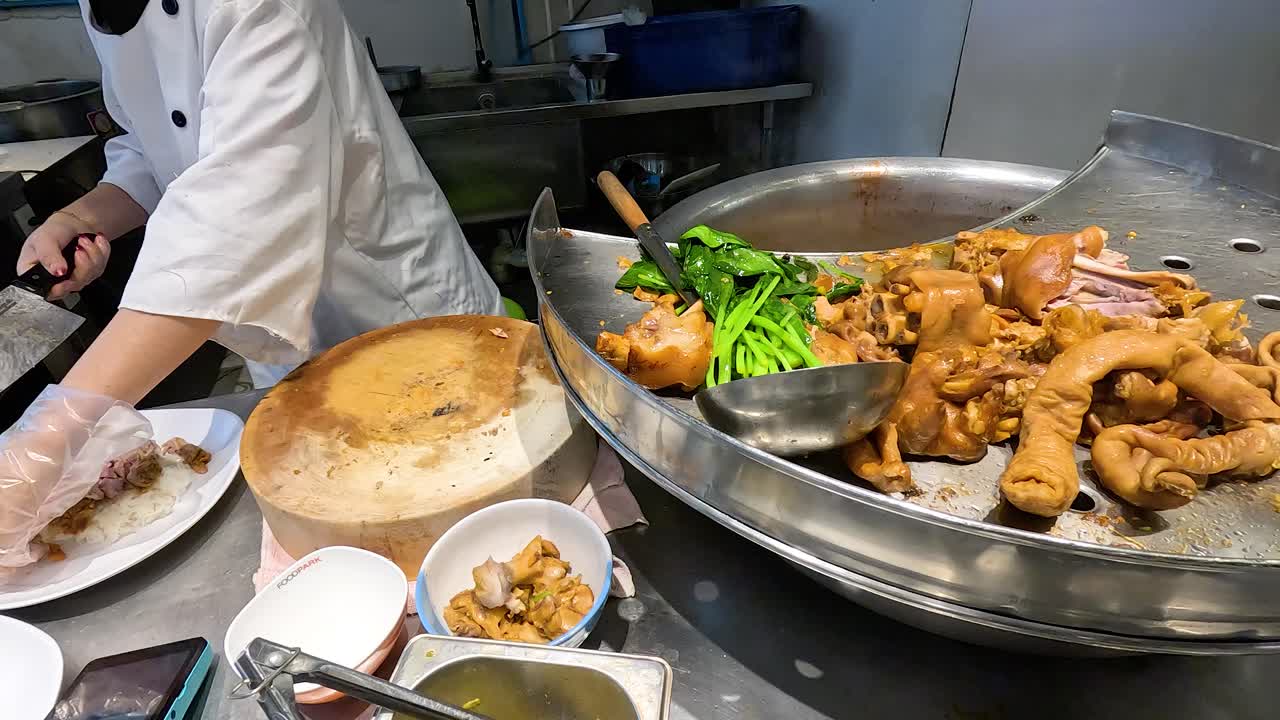 요리사는 전통적인 고기 다리 을 준비합니다.