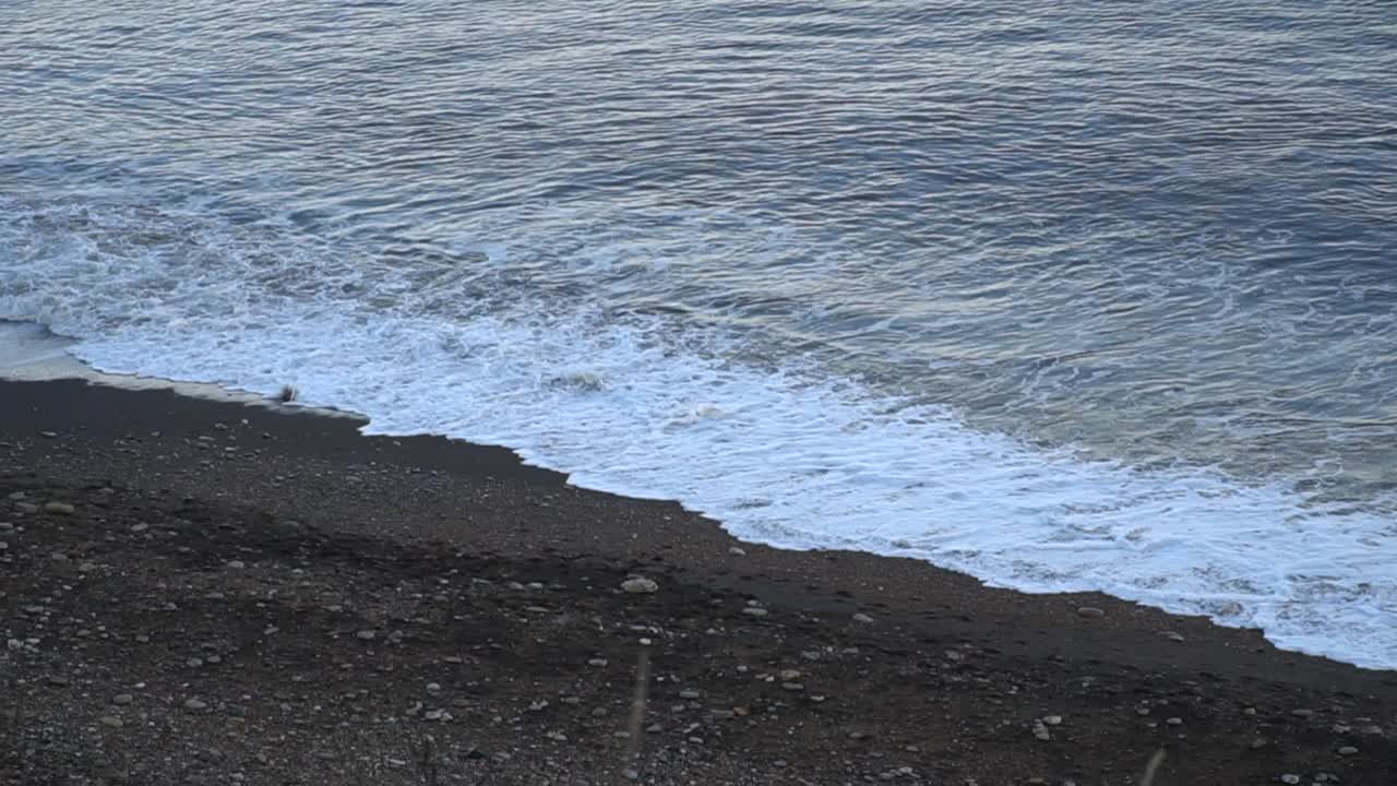 영국 북동부의 바위 해변에 부히는 바다의 파도, 시엄, 선들랜드, 더럼