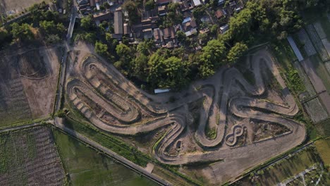 Vista-Aérea,-Circuito-De-Motocross-Sultan-Agung-Por-La-Tarde