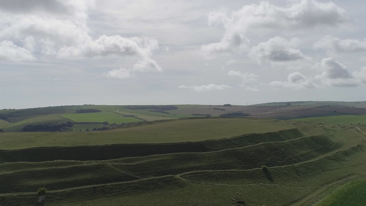북쪽의 처녀 성에서 뒤로 향하는 공중 추적은 구조물 전체의 훨씬 더 큰 시야를 드러니다.