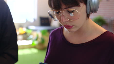 personas que trabajan en un espacio de trabajo moderno