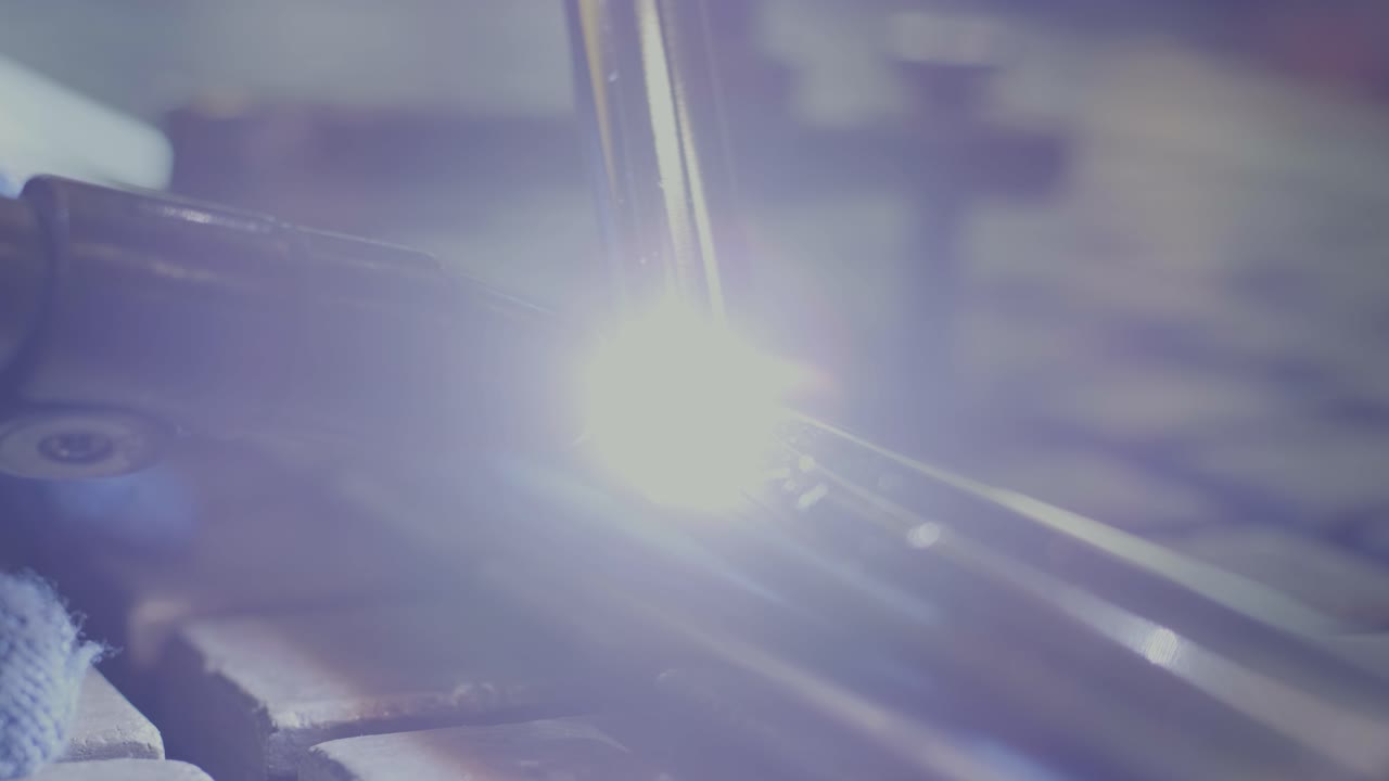 hombre con máscara de soldadura en un taller. los trabajadores del metal usan mano de obra manual. soldador calificado. soldador está soldando las tuberías de acero inoxidable en la fábrica. soldador parte industrial en la fábrica