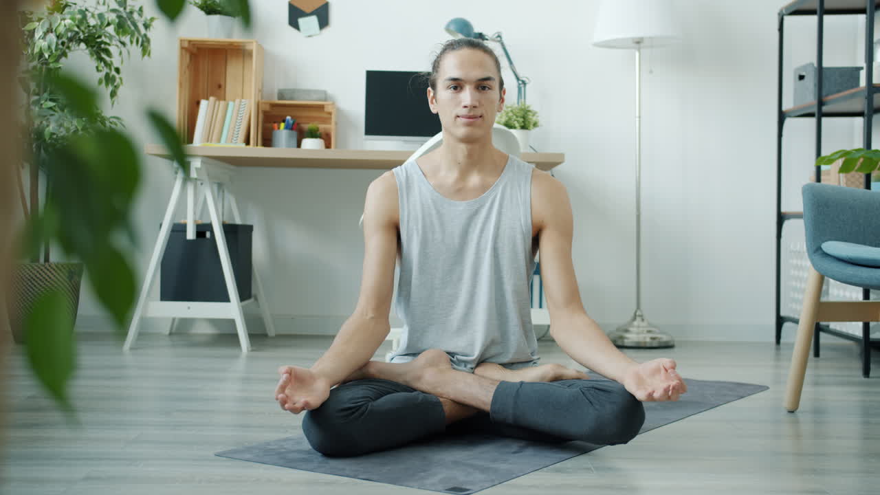 hombre meditando en casa