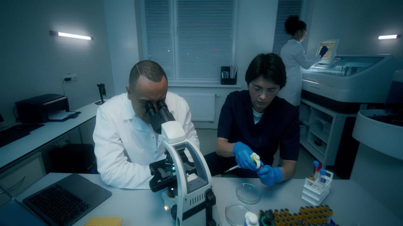 ученые, работающие в лаборатории