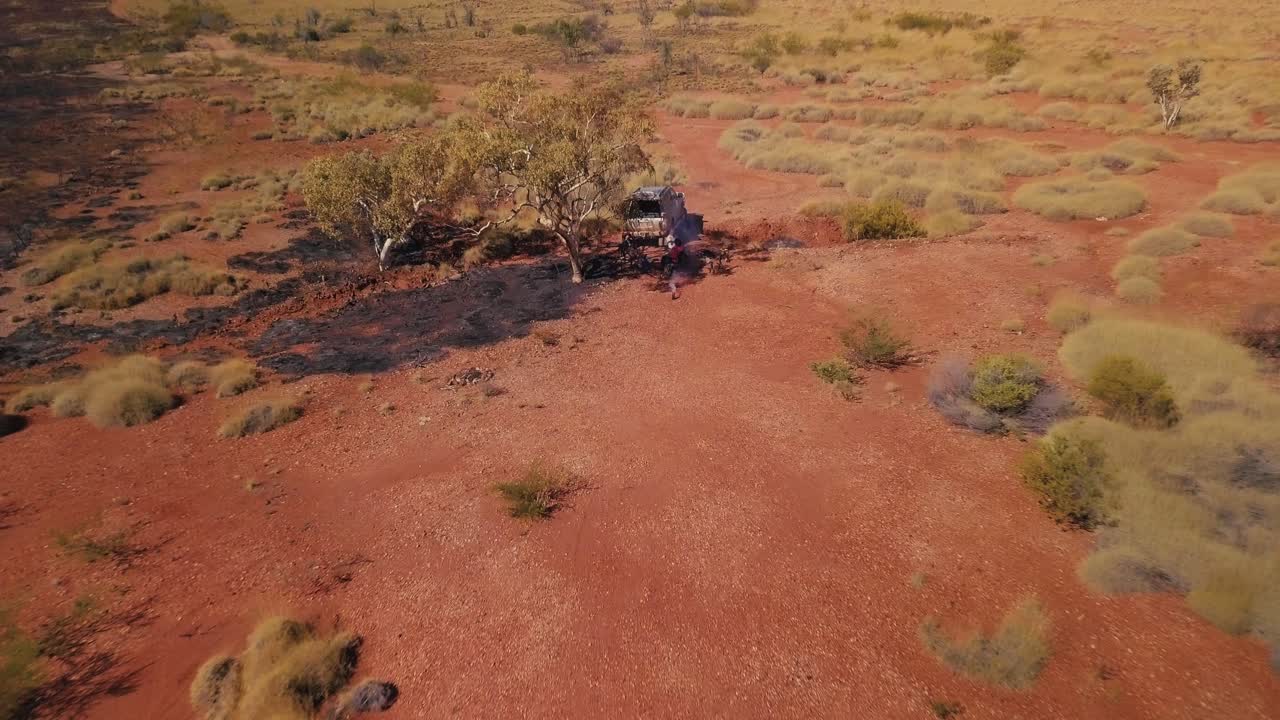 drone aéreo hacia adelante descendiendo del desierto australiano después de un incendio forestal