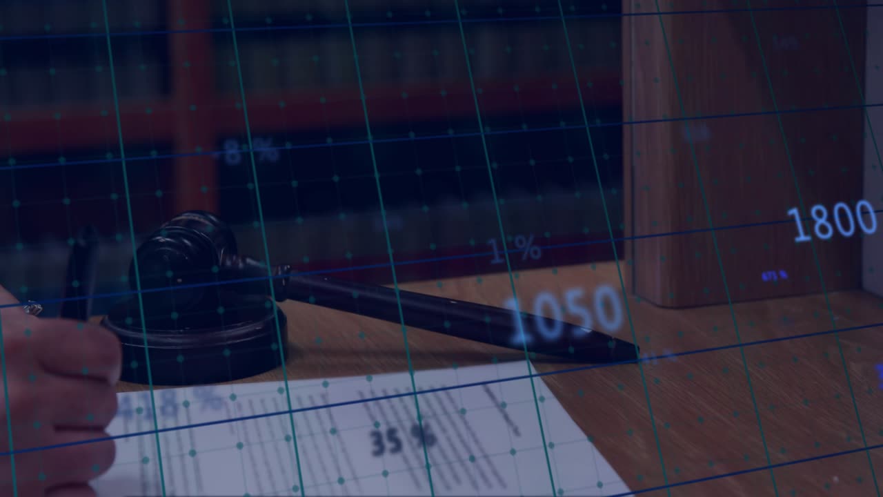 Hand die pen vasthoudt en schrijft op juridisch document, terwijl neongrafieken animeren voor data-analyse
