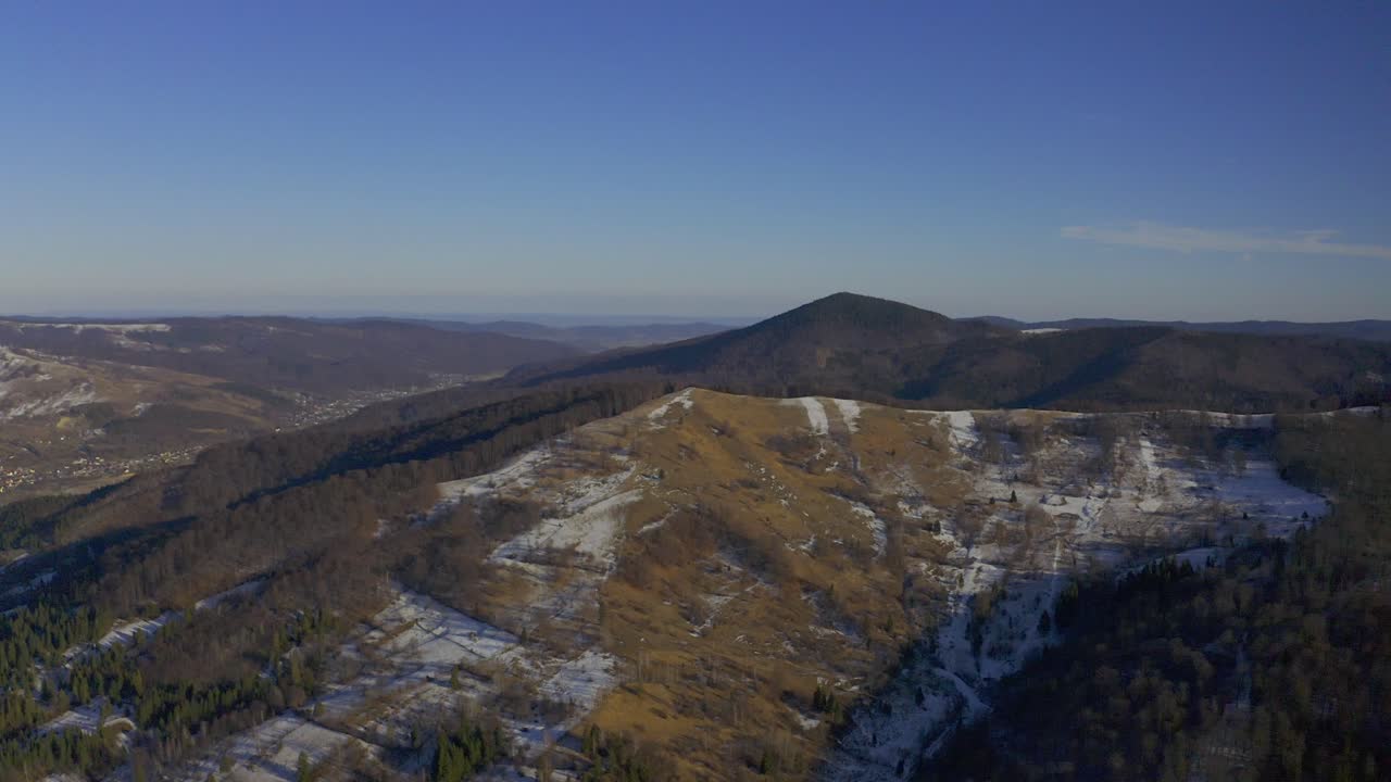 녹지와 아름다운 시골로 가득한 파두레 산맥의 드론 뷰