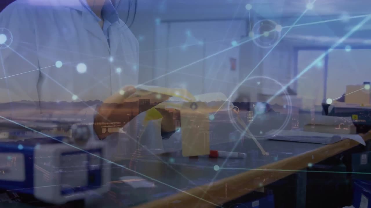 animación de puntos conectados con líneas sobre una científica caucásica que trabaja en un laboratorio