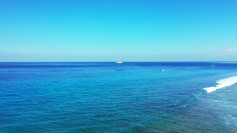 Impresionantes-Vistas-De-Las-Olas-Cristalinas-Del-Océano-Salpicando-En-La-Playa-De-Arena