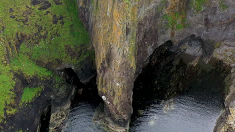 Disparo-De-ángulo-Descendente-Con-Drones-De-Whaligoe-Haven-Y-Los-Acantilados-Rocosos-De-250-Pies-Con-Vista-Al-Mar-Del-Norte-En-Escocia