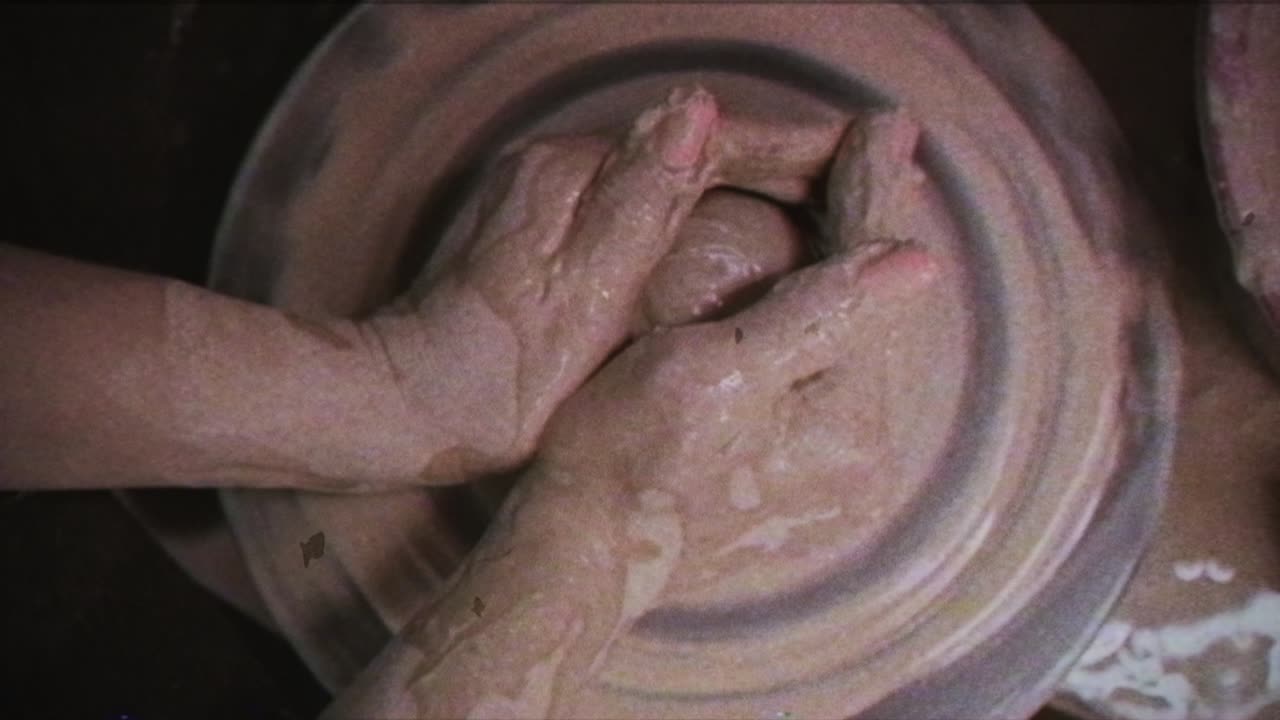 도자기가 여인에게 점토 접시를 만드는 법을 가르친다. 남자는 여자의 손을 잡는다. 빈티지 효과.