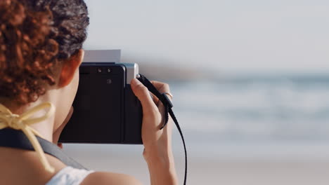 Cerrar-Una-Hermosa-Mujer-En-La-Playa-Usando-Una-Cámara-Fotografiando-La-Pintoresca-Costa-Del-Océano-Disfrutando-Del-Estilo-De-Vida-De-Vacaciones-De-Verano-Capturando-Recuerdos-De-Viajes-De-Aventura