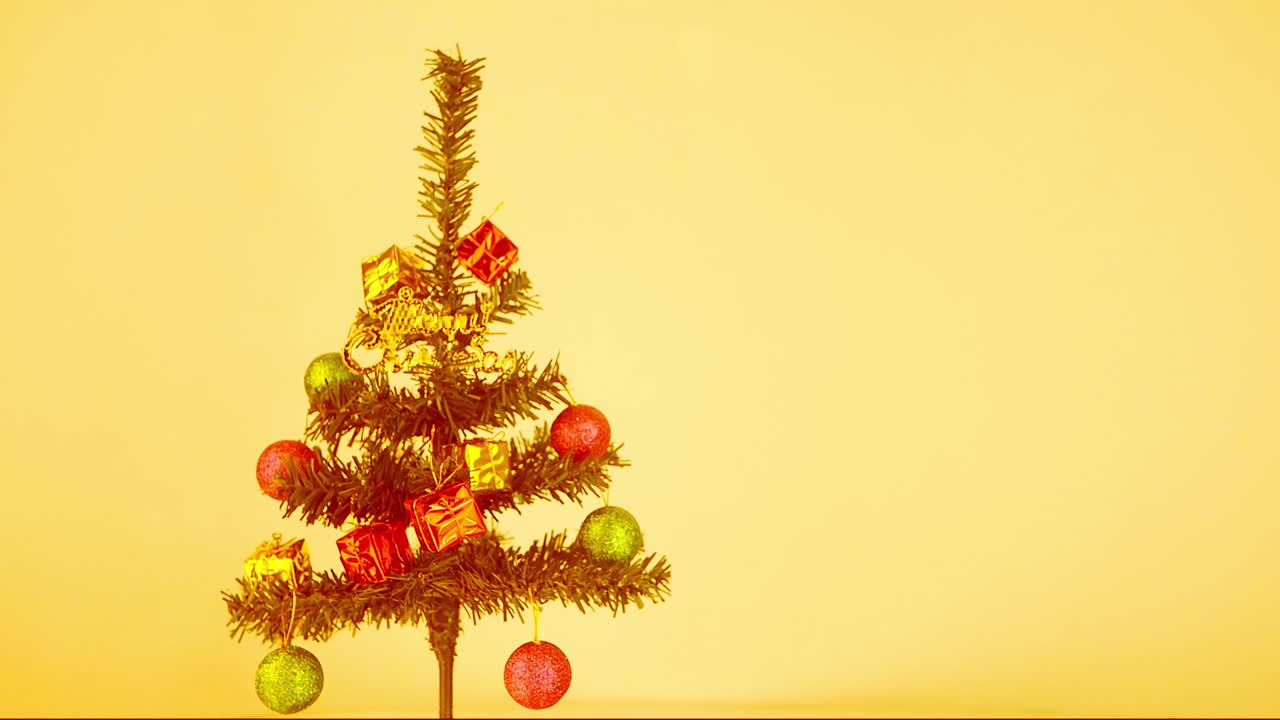 2020 년 새해를 위해 바블, 조명 및 작은 선물 선물로 장식 된 크리스마스 트리.