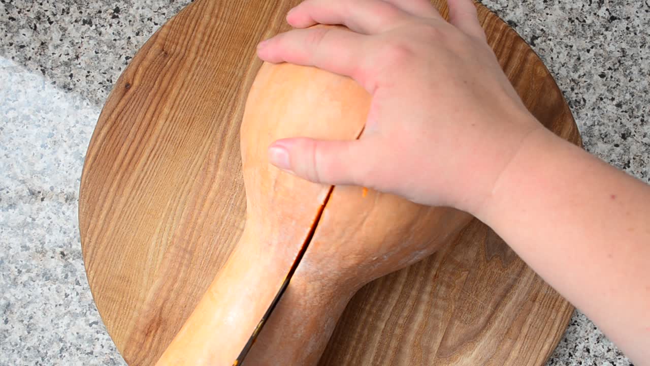 Taglio della zucca. Lavoro del cuoco. Riprese in cucina.
