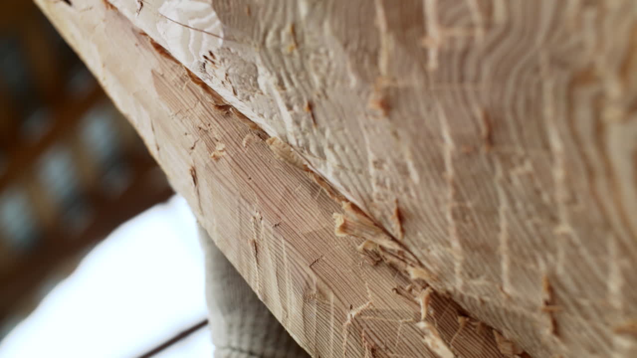 резьба по дереву в процессе