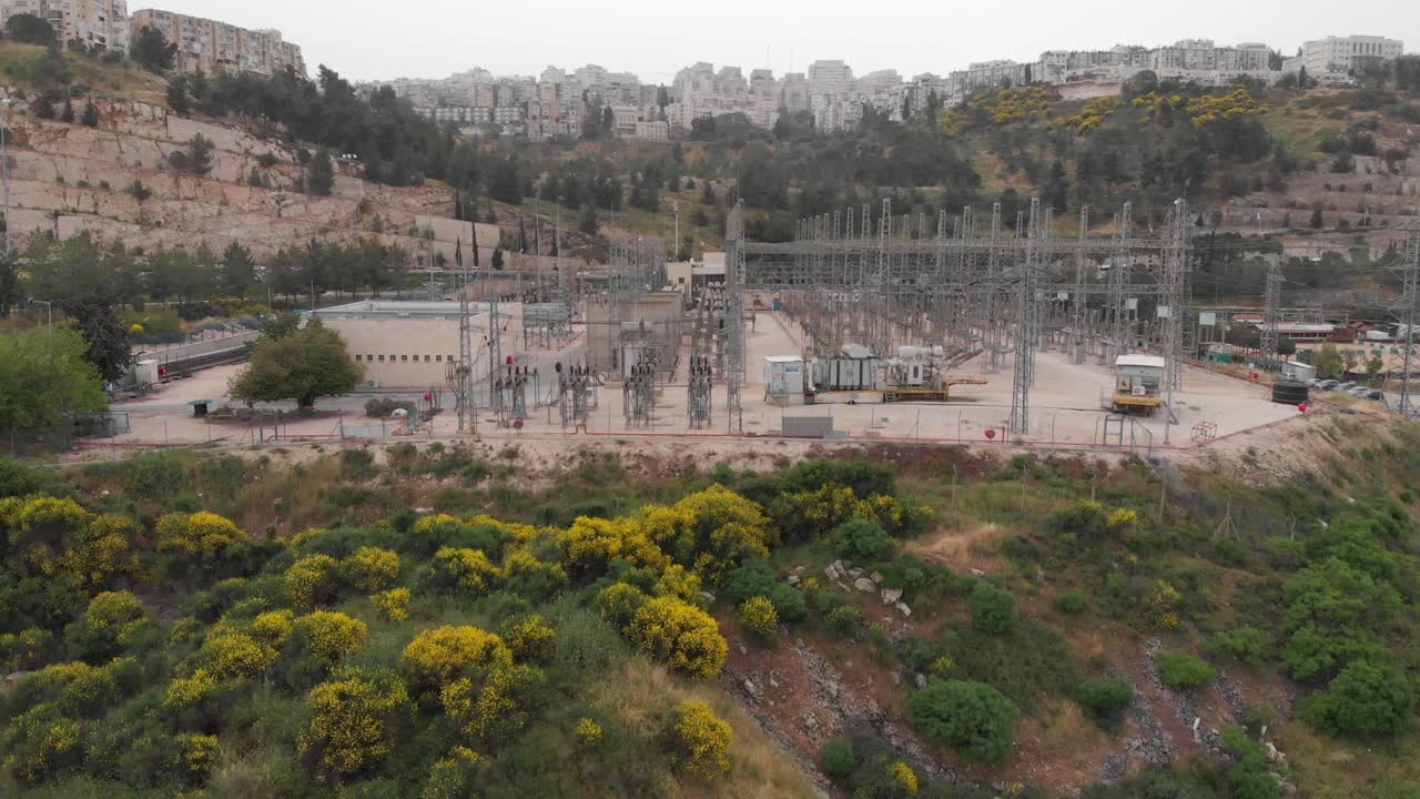 도시 풍경 에 있는 발전소 의 공중 사진