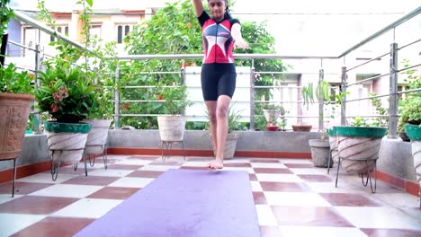 una niña despliega o despliega una alfombra de yoga en su jardín de terraza y hace diferentes posturas de yoga y pranayama en